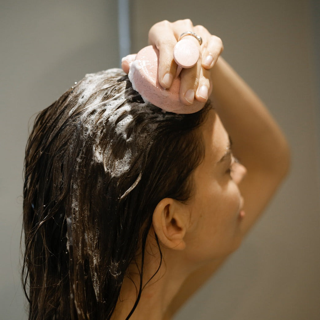 Beneficios y usos del cepillo masajeador para el cuero cabelludo